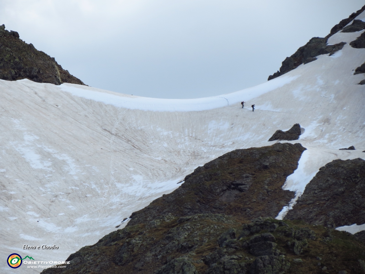 08 Escursionisti su una cornice di neve.JPG